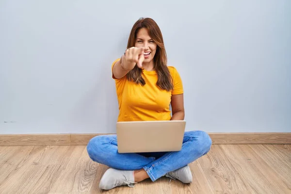 Mujer Hispana Usando Laptop Sentada Suelo Casa Señalando Disgustada Frustrada —  Fotos de Stock