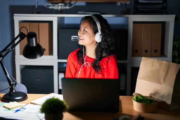 Молодая Азиатская Женщина Работает Офисе Ноутбуком Ночью Глядя Сторону Улыбкой — стоковое фото