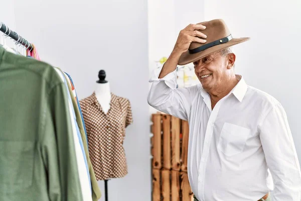 Cliente Sênior Usando Chapéu Loja Roupas — Fotografia de Stock