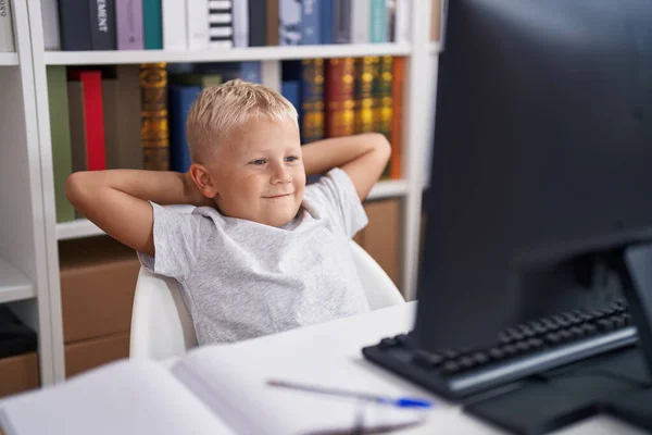 Adorável Estudante Criança Usando Computador Relaxado Mesa Sala Aula — Fotografia de Stock