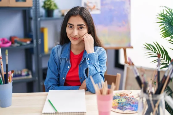 Young Hispanic Girl Artist Smiling Confident Sitting Desk Art Studio — Zdjęcie stockowe