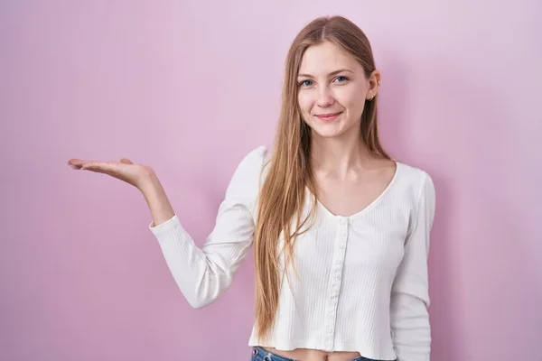 Young Caucasian Woman Standing Pink Background Smiling Cheerful Presenting Pointing — Stock Photo, Image