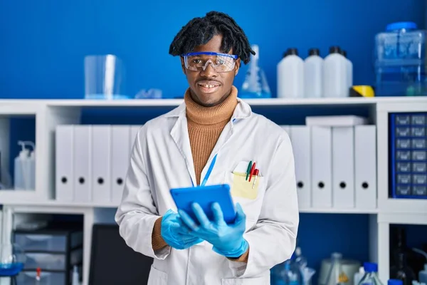 African American Man Scientist Using Touchpad Laboratory — Stockfoto