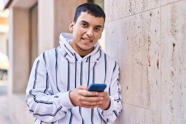 Joven Sonriendo Confiado Usando Smartphone Calle —  Fotos de Stock