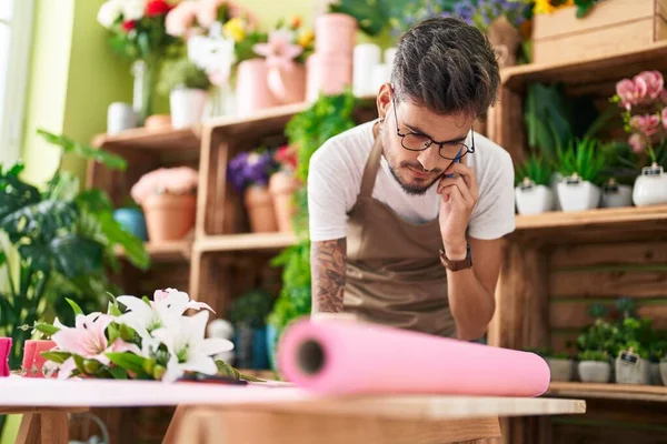 Young Hispanic Man Florist Talking Smartphone Flower Shop — Fotografia de Stock