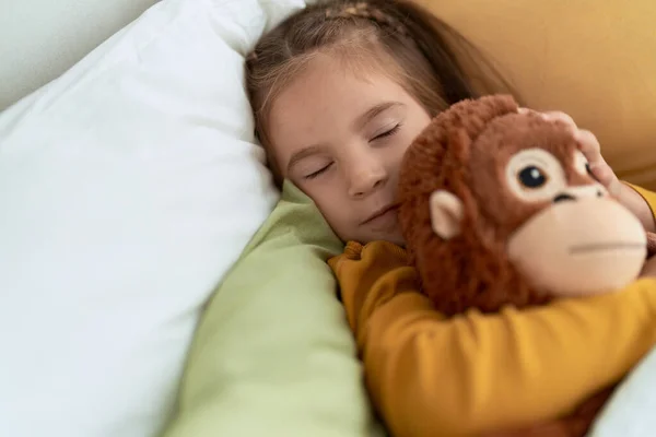 Чарівна Іспаномовна Дівчина Обіймає Ляльку Мавпу Спить Спальні — стокове фото