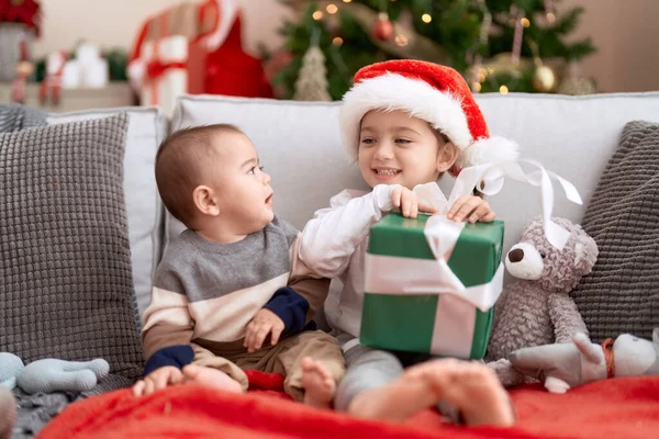 Brother Sister Opening Gift Sitting Sofa Christmas Tree Home — ストック写真