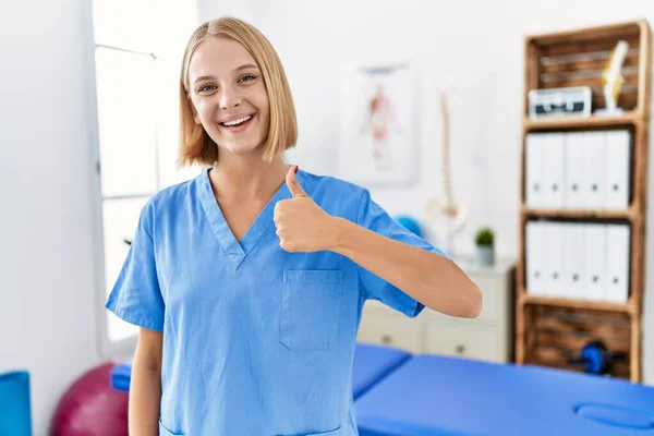 Young Caucasian Physiotherapist Woman Working Pain Recovery Clinic Smiling Happy — Stockfoto