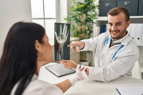 Man Vrouw Arts Patiënt Met Medisch Consult Houden Röntgenfoto Kliniek — Stockfoto