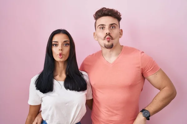 Young Hispanic Couple Standing Pink Background Making Fish Face Lips — Stock Photo, Image