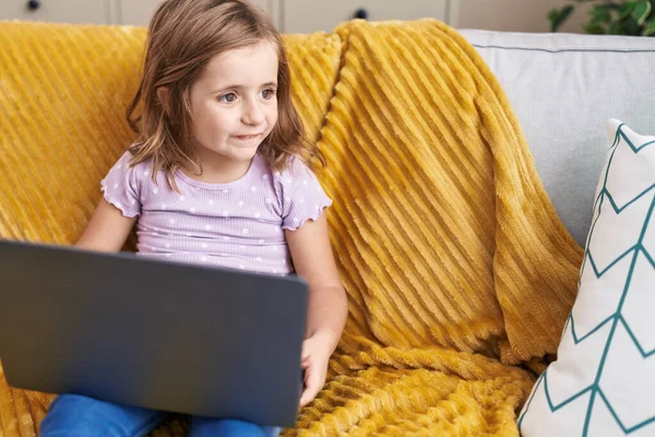 Adorável Menina Hispânica Usando Laptop Sentado Sofá Casa — Fotografia de Stock