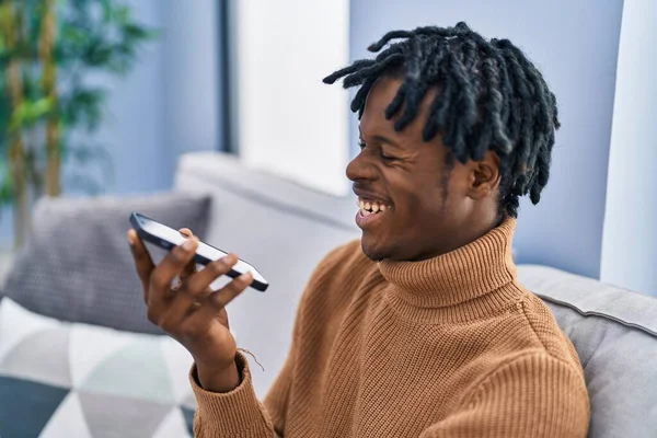 Afroamerikaner Spricht Auf Dem Smartphone Und Sitzt Hause Auf Dem — Stockfoto