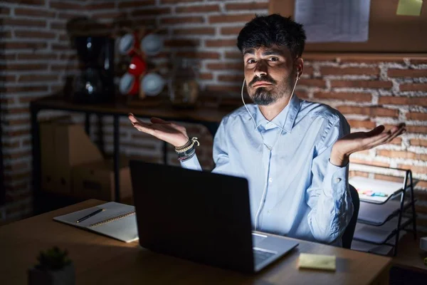 Young Hispanic Man Beard Working Office Night Clueless Confused Expression — Fotografia de Stock