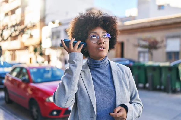 Afroamerikansk Kvinna Verkställande Lyssna Röst Budskap Smartphone Gatan — Stockfoto