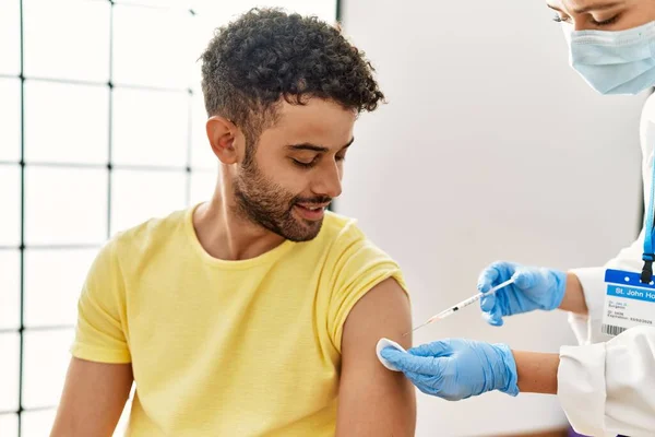 Jeune Homme Arabe Souriant Heureux Attendre Vaccin Covid Hôpital — Photo