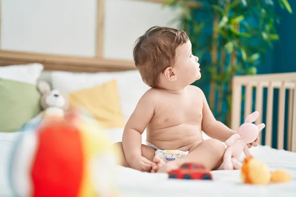 Αξιολάτρευτο Καυκάσιο Μωρό Κάθεται Στο Κρεβάτι Χαλαρή Έκφραση Κρατώντας Παιχνίδι — Φωτογραφία Αρχείου
