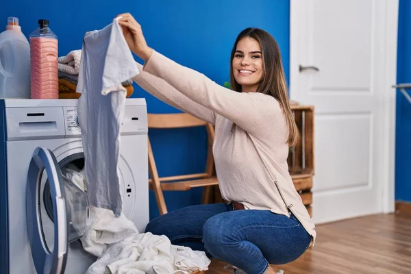 Ung Vacker Latinamerikansk Kvinna Ler Säker Tvätt Kläder Tvättstuga — Stockfoto