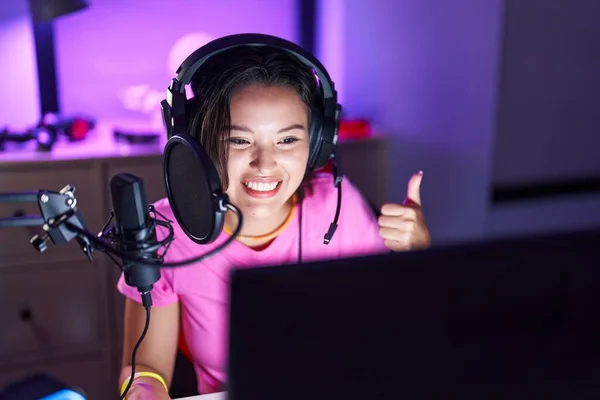 Hispanic Young Woman Playing Video Games Smiling Happy Positive Thumb — Stok fotoğraf