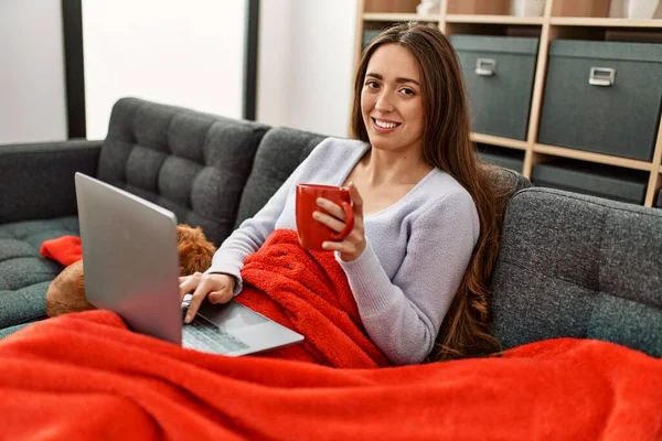 Ung Latinamerikansk Kvinna Som Använder Laptop Och Dricker Kaffe Sittandes — Stockfoto