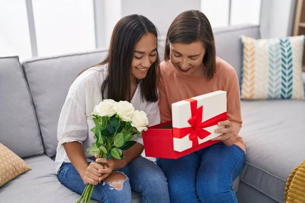 Deux Femmes Mère Fille Tenant Des Fleurs Déballer Cadeau Maison — Photo