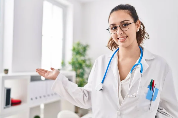 Young Beautiful Hispanic Woman Doctor Smiling Confident Doing Coming Gesture — Stock Photo, Image