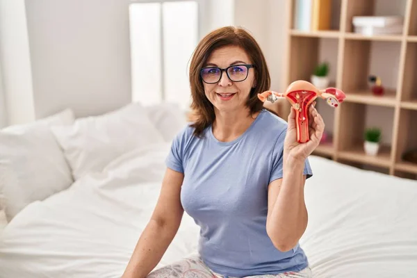 Middle Age Hispanic Woman Holding Anatomical Model Female Genital Organ — Stock Photo, Image