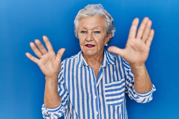 Seniorin Mit Grauen Haaren Steht Vor Blauem Hintergrund Und Zeigt — Stockfoto