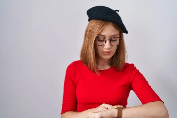 Mladá Zrzka Žena Stojící Brýlemi Baretem Kontroluje Čas Hodinkách Zápěstí — Stock fotografie