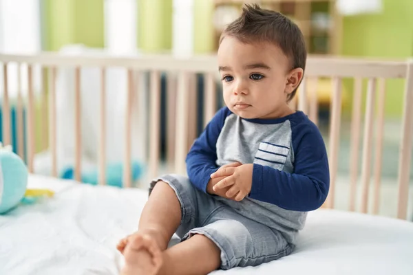 Sevimli Spanyol Bebek Yatak Odasında Rahat Bir Ifadeyle Beşikte Oturuyor — Stok fotoğraf