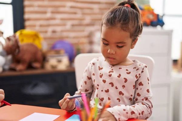 Adorable Étudiante Hispanique Assise Sur Table Dessinant Sur Papier Maternelle — Photo