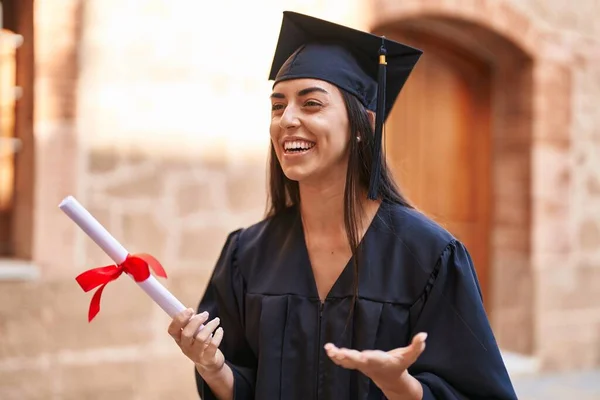Young Hispanic Woman Wearing Graduated Uniform Holding Diploma Speaking University — Stock Photo, Image