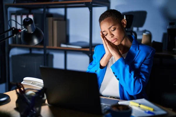 Güzel Afro Amerikalı Kadın Geceleri Ofiste Çalışıyor Uyuyor Uyuyor Hayal — Stok fotoğraf