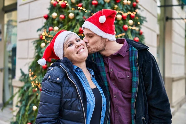 Μητέρα Και Γιος Χαμογελούν Σίγουροι Στέκεται Από Χριστουγεννιάτικο Δέντρο Στο — Φωτογραφία Αρχείου