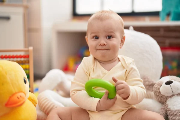 Entzückendes Kaukasisches Baby Mit Reifenspielzeug Sitzt Kindergarten Auf Dem Boden — Stockfoto