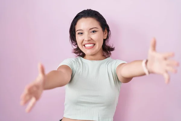 Hispanic Young Woman Standing Pink Background Looking Camera Smiling Open — 图库照片