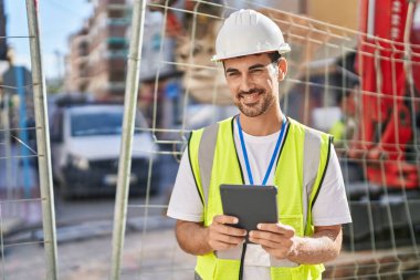 Sokakta dokunmatik ped kullanan genç İspanyol mimar.