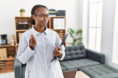 Psikoloji kliniğinde çalışan Afrikalı bir kadın elleriyle para hareketi yapıyor, maaş istiyor, milyonerlik işi yapıyor. 