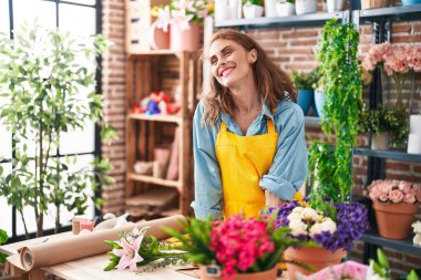 Çiçekçiye gülümseyen güzel İspanyol kadın.