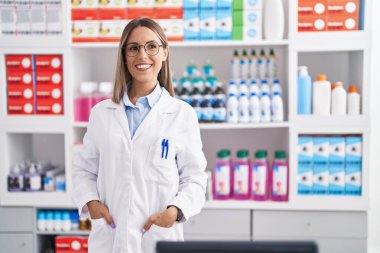 Eczanede kendine gülen güzel bir İspanyol kadın eczacı.