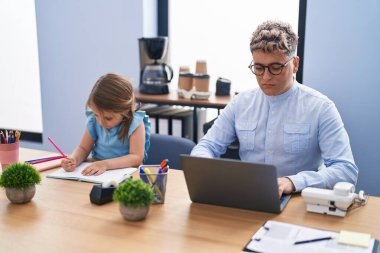 Baba ve kız iş işçisi ve öğrenci ofiste çalışıyor.