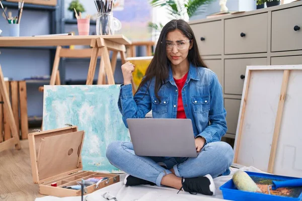 Young Teenager Girl Sitting Art Studio Using Laptop Annoyed Frustrated — Stockfoto