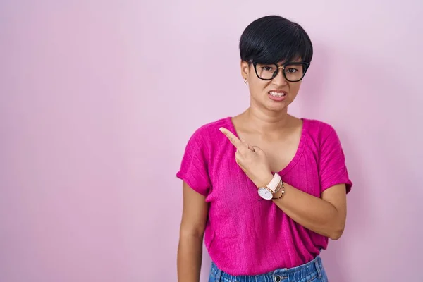 Young Asian Woman Short Hair Standing Pink Background Pointing Aside — Fotografia de Stock