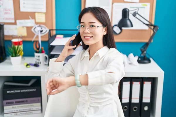Young Chinese Woman Business Worker Talking Smartphone Looking Watch Office — Stock Photo, Image