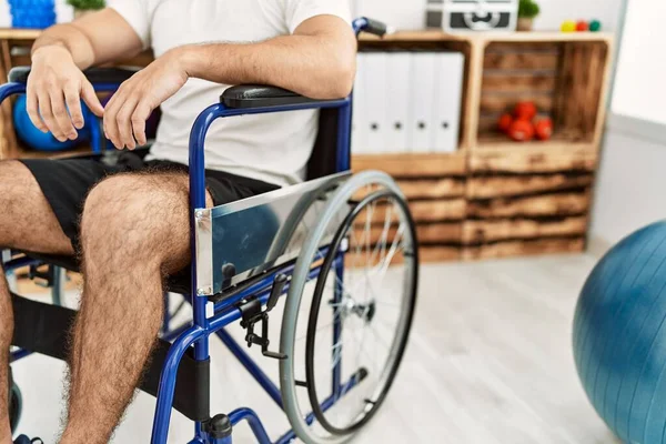 Klinikte Tekerlekli Sandalyede Oturan Genç Spanyol — Stok fotoğraf