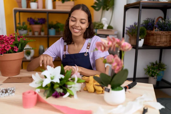 Young African American Woman Florist Make Bouquet Flowers Flower Shop — Photo