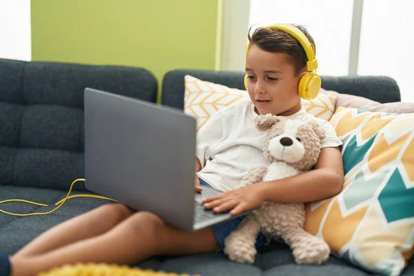 Entzückendes Hispanisches Kleinkind Mit Laptop Und Kopfhörer Hause Auf Dem — Stockfoto