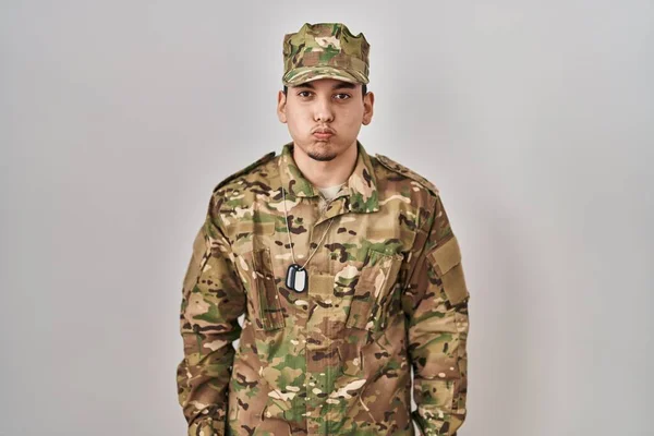 Jovem Árabe Vestindo Camuflagem Exército Uniforme Soprando Bochechas Com Rosto — Fotografia de Stock
