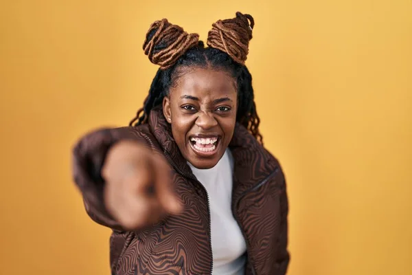 African Woman Braided Hair Standing Yellow Background Pointing Displeased Frustrated — ストック写真
