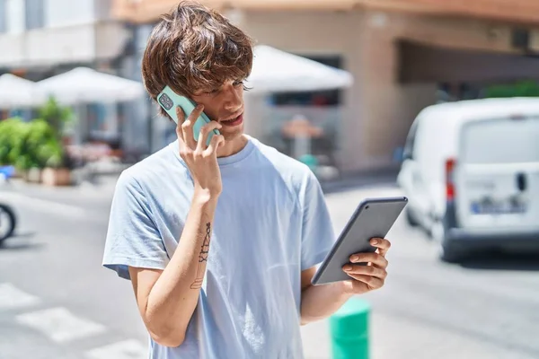 Giovane Biondo Che Parla Smartphone Usando Touchpad Strada — Foto Stock