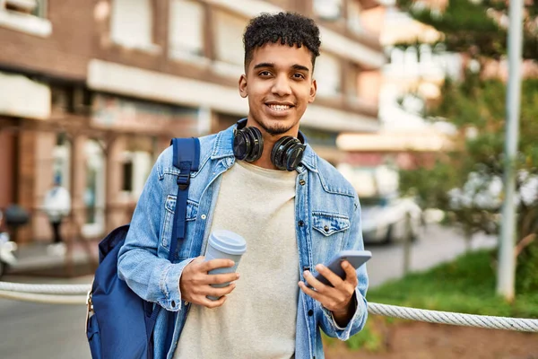 Hispanischer Junger Mann Trinkt Mit Smartphone Auf Der Straße Einen — Stockfoto